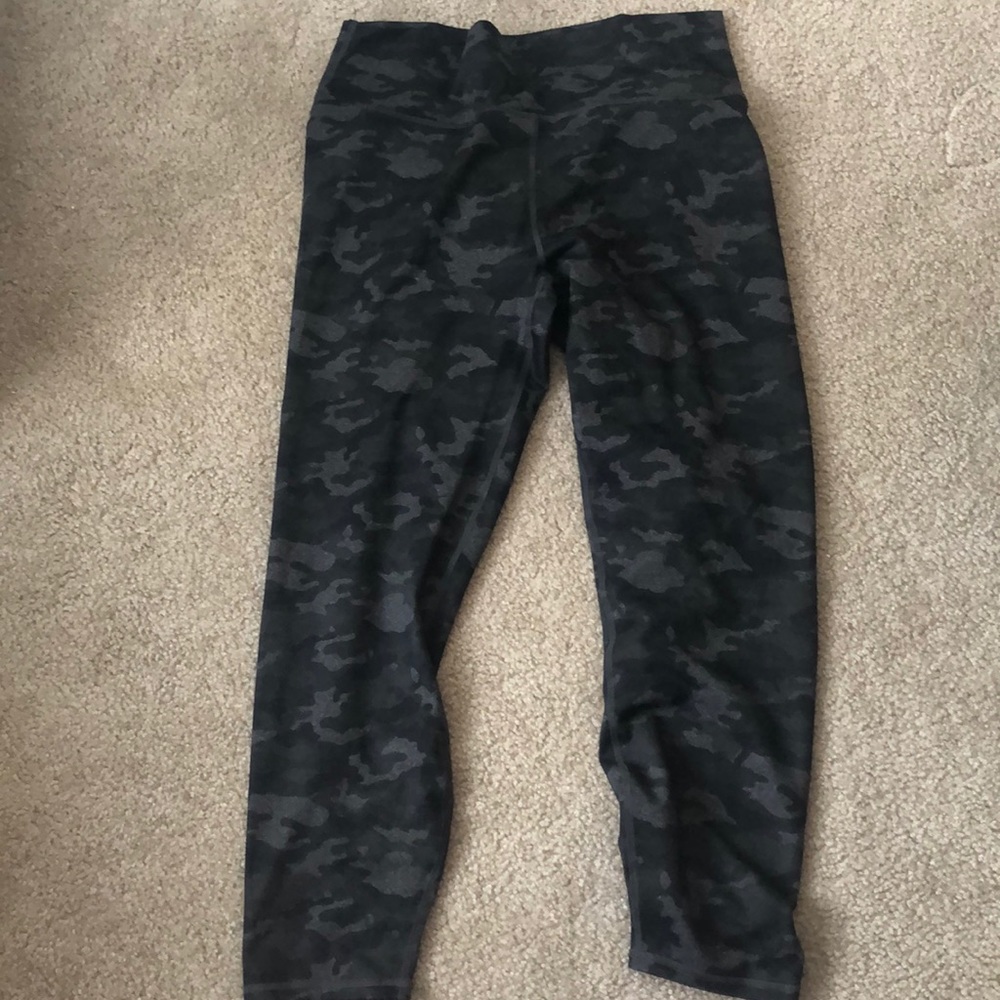 Fabletics 7/8 powerhold pants in black camo